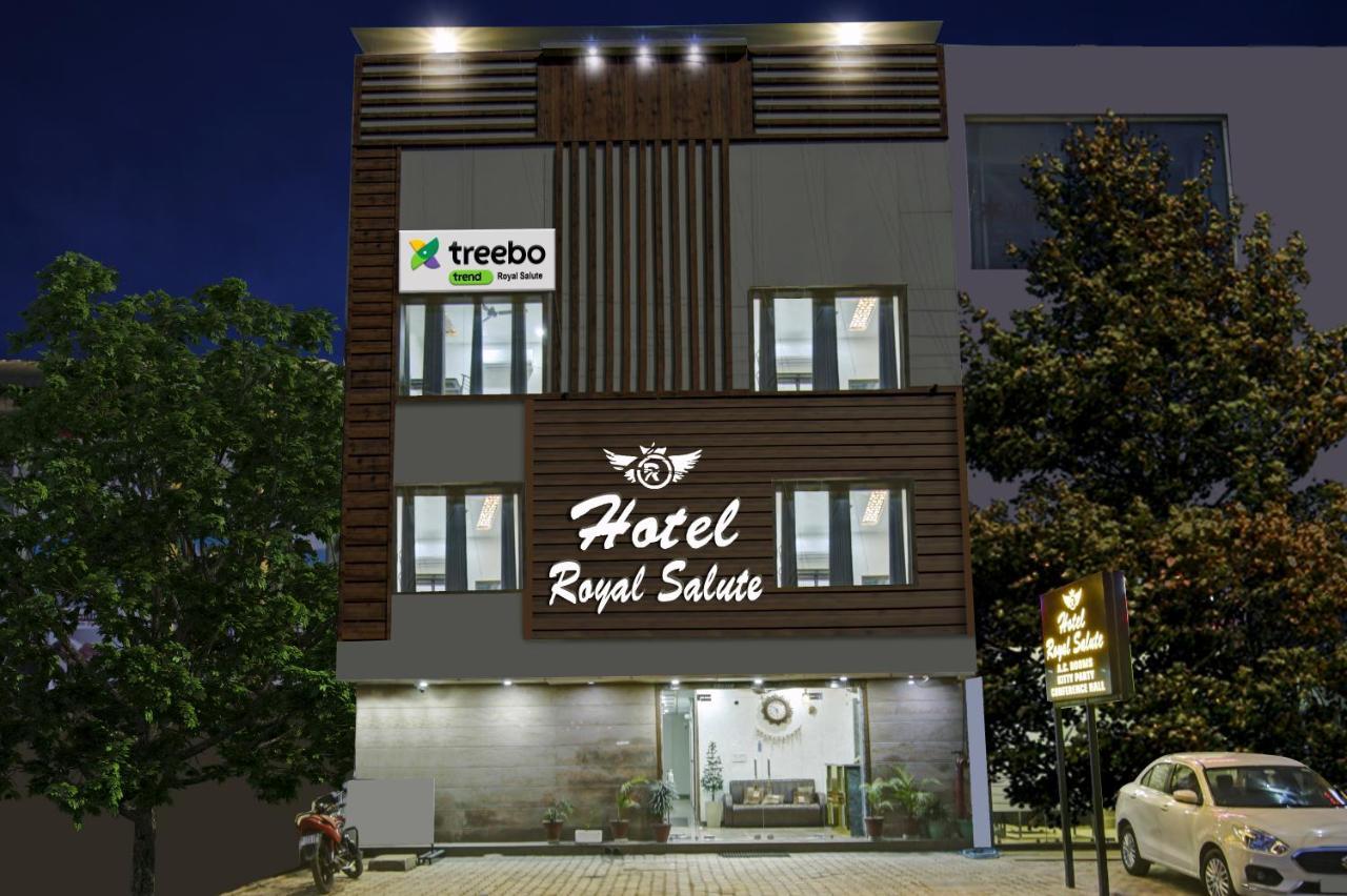 Treebo Royal Salute, Zirakpur Hotel Exterior foto